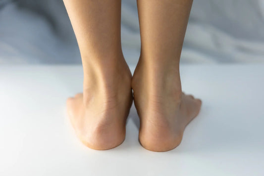 How can pronation or supination of the feet be recognized, and what causes it?